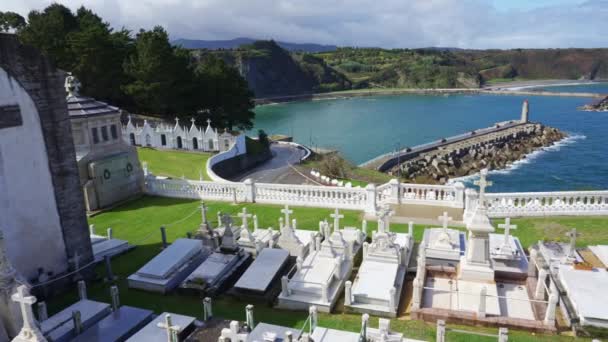Kyrkogård Vid Stranden Belägen Klippa Kantabriska Havet Luarca Asturien — Stockvideo