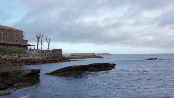 Starý Kamenný Kostel Moře Rybářské Vesnici Luanco Asturias Španělsko — Stock video