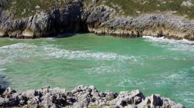 Kıyıdan kıyıya doğru kayalıklar, Asturias, İspanya arasındaki bir kanalla gelen deniz dalgaları.