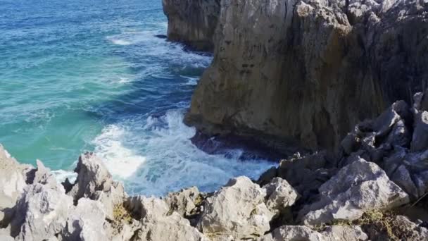 Vista Deslumbrante Penhasco Rochoso Áspero Perto Mar Calmo Costa Ribadesella — Vídeo de Stock