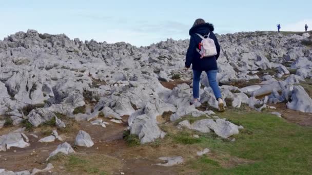 Kvinnan Strosar Bland Konstiga Klippformationer Vid Kusten Norra Spanien Asturien — Stockvideo
