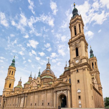 İspanya 'nın Zaragoza kentindeki Virgen del Pillar' ın etkileyici bazilikası.