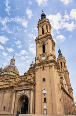 Yüksek Mudejar tarzı kuleleri ile Basilica del Pilar 'ın Hıristiyan Katedrali, Zaragoza, İspanya