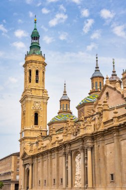 Yüksek Mudejar tarzı kuleleri ile Basilica del Pilar 'ın Hıristiyan Katedrali, Zaragoza, İspanya