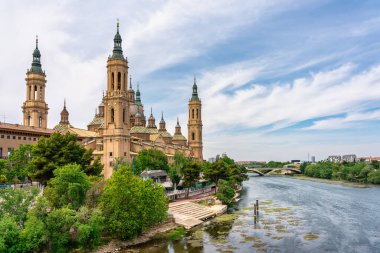 İspanya 'nın Zaragoza kentindeki Ebro nehrinin kıyısındaki Katedral Bazilikası' nın etkileyici anıtı.