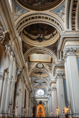 Zaragoza 'daki Katedral Bazilikası del Pilar' ın içinde yüksek tavanları ve Gotik tarzıyla