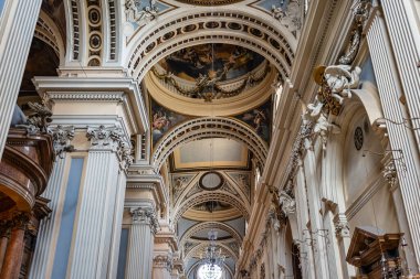 Zaragoza katedral bazilikasının iç mimarisi tavanlarda ve duvarlarda resimler, İspanya