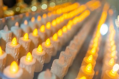 İspanya 'daki Katolik kiliselerinde yakılan mumlar.