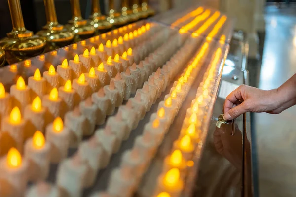 在萨拉戈萨的El Pilar大教堂里 一个女人用施舍点着蜡烛为教堂祈祷 — 图库照片