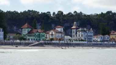 Ribadesella, Asturias sahillerindeki tipik mimari yapısına sahip saray tipi evler.