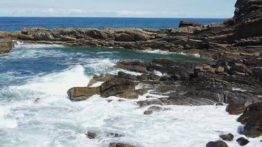 Asturias, İspanya 'nın kuzey kıyılarında garip şekilli kaya oluşumlarına çarpan dalgalar