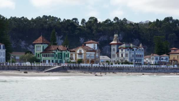 阿斯图里亚斯里巴德拉海滩上具有典型建筑风格的宫殿式房屋 — 图库视频影像