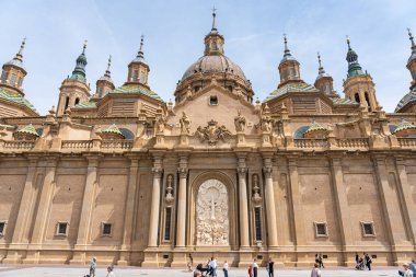 Zaragoza, İspanya - 29 Nisan 2023: Zaragoza kentindeki Bazilika del Pilar 'ın ana cephesi