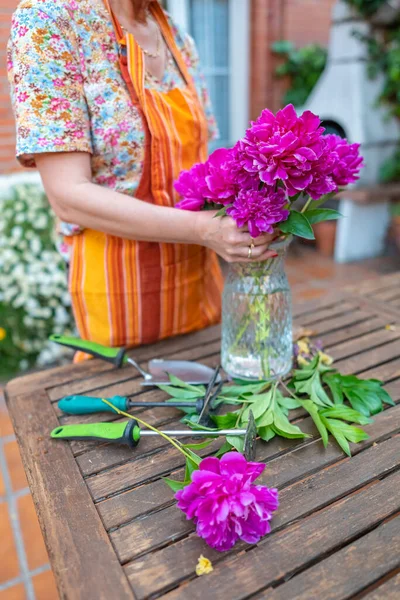 Mujer Jardín Poniendo Flores Peonías Jarrón Con Agua Para Decorar — Foto de Stock