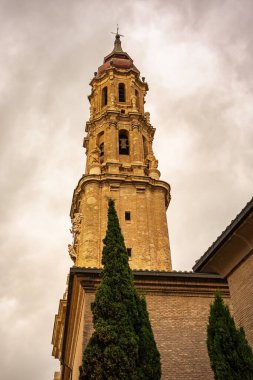 İspanya 'nın Zaragoza kentindeki Ortaçağ kilise kulesi gün batımında