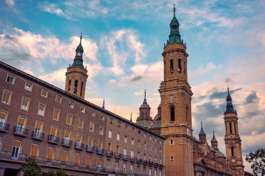 Basilica del Pilar, İspanya 'nın Zaragoza kentindeki gün batımında muazzam bir katedral.