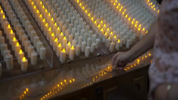 在萨拉戈萨的El Pilar大教堂里 一个女人用施舍点着蜡烛为教堂祈祷 — 图库视频影像