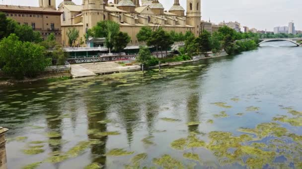 Panoramisch Uitzicht Basiliek Van Zaragoza Aan Rivier Ebro Noord Spanje — Stockvideo