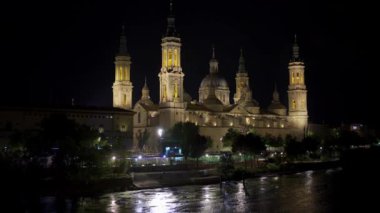 Gece Zaragoza 'daki Katedral Bazilikası del Pilar' ın görüntüsü ve fırtınalı bir günde aydınlanma
