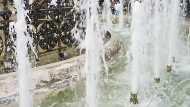 Düsen Aus Einem Großstadtbrunnen Schießen Wasser Zeitlupe Nach Oben — Stockvideo