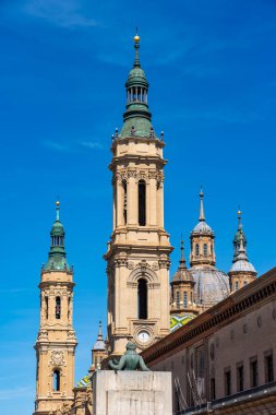 Basilica del Pilar 'ın anıtsal kompleksi ve Zaragoza, İspanya' nın merkezindeki tarihi binalar