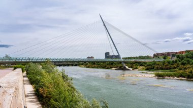 İspanya 'nın Zaragoza kentindeki Ebro Nehri' ni geçen modern Calatrava köprüsü