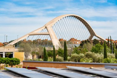 İspanya 'nın Zaragoza kentindeki Ebro Nehri' ni geçen Calatrava kemerinde modern asma köprü.