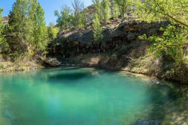 Anento, Zaragoza 'daki Aguallueve adlı sarp kayalıklar arasındaki güzel göl.