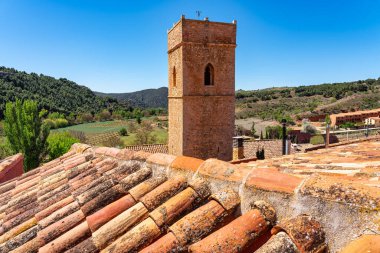 Anento, Zaragoza köyünün eski taş evlerinin yanındaki ortaçağ kilisesinin kulesi.