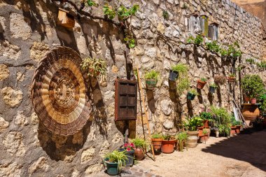 Daroca, Zaragoza şehrinde çeşitli dekorasyon unsurlarıyla sokakta taş cephe