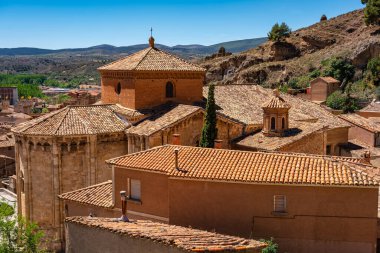 Zaragoza 'nın Daroca kentini çevreleyen dağların yanındaki eski taş kilise..