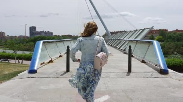 Donna Passeggiando Ponte Moderno Una Giornata Ventosa Città Saragozza — Video Stock