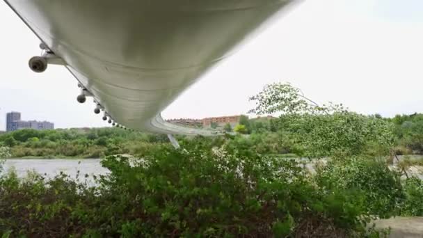Moderne Stalen Brug Opgehangen Rivier Ebro Een Dag Met Harde — Stockvideo