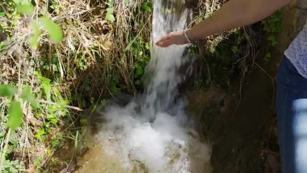 Mały Wodospad Słodkiej Wody Który Schodzi Góry Kobiety Dotykają Wody — Wideo stockowe