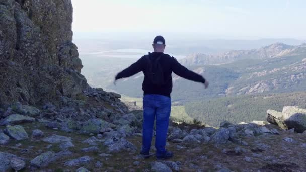 Biały Człowiek Plecami Szczycie Góry Silnym Wiatrem Okolicy Madryt Guadarrama — Wideo stockowe
