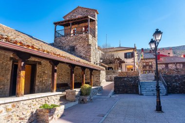 Sierra de Madrid dağındaki eski taş evler Puebla de la Sierra 'da.