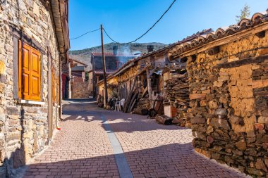 Sierra de Madrid dağındaki eski taş evler Puebla de la Sierra 'da.