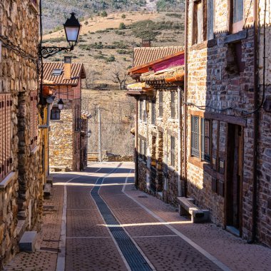 Sierra de Madrid, Puebla de la Sierra bölgesinden farklı renklerdeki taşlardan yapılmış evler.
