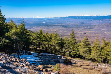 Karlı zirveleri olan yeşil dağ manzarası manzarası, Guadarrama, Madrid, İspanya