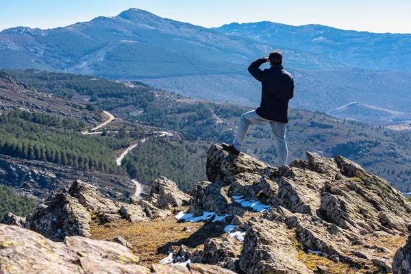 彼の背中を持つ男は いくつかの岩の上に登りましたシエラ リンコンの山の風景を考えながら マドリード — ストック写真
