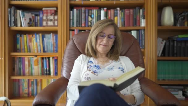 Kvinna Läser Bok Stänger Den Och Tittar Fönstret Samtidigt Som — Stockvideo