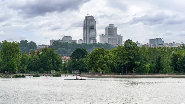 Madrid 'deki Casa de Campo Gölü' nün arka planında Plaza de İspanya 'nın yüksek binaları bulunur.