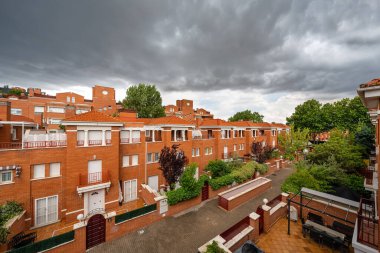 Şehre şiddetli yağmur yağarken şehirleşme üzerine karanlık ve dramatik bir gökyüzü çöker.