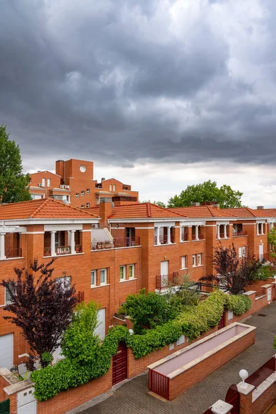 西班牙中部的城镇房屋上空笼罩着乌黑而壮观的暴风雨 — 图库照片