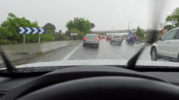 Βροχερή Μέρα Στον Αυτοκινητόδρομο Που Προκαλεί Μποτιλιάρισμα Στα Αυτοκίνητα Που — Αρχείο Βίντεο