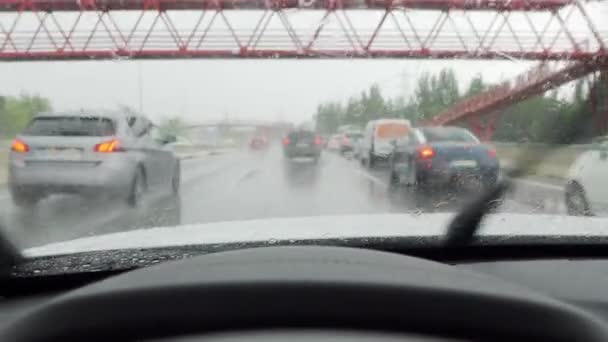 Βροχερή Μέρα Στον Αυτοκινητόδρομο Που Προκαλεί Μποτιλιάρισμα Στα Αυτοκίνητα Που — Αρχείο Βίντεο