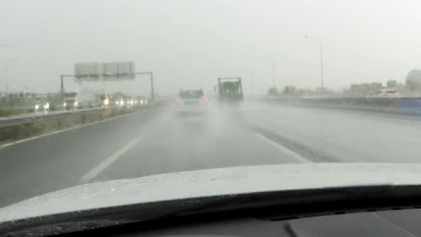 Βαριά Βροχή Πέφτει Στο Γυαλί Του Αυτοκινήτου Ενώ Οδηγείτε Στην — Αρχείο Βίντεο