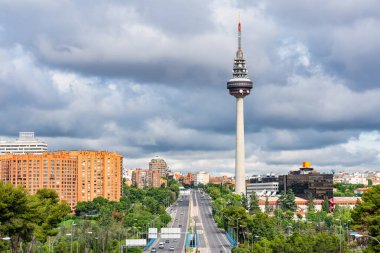 Şehrin merkezinde Piruli denilen devasa iletişim kulesiyle Madrid şehrinin manzarası.