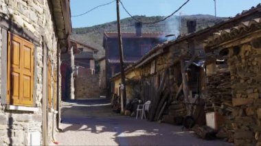 Sierra de Madrid, Puebla de la Sierra 'nın dağlarındaki taş evlerin oluşturduğu pitoresk bir sokak..