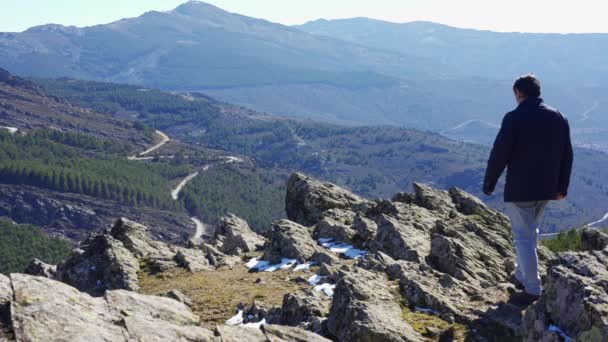 Człowiek Plecami Wspiął Się Skały Podczas Kontemplacji Górskiego Krajobrazu Sierra — Wideo stockowe